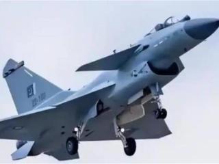 印被中式武器打服，解放军发布歼10C大片，绿媒点赞，民进党沉默