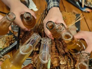 17岁少年凌晨醉酒溺亡！监控画面痛心，父母把同饮人等全告了