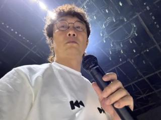 陈奕迅深夜晒照，怼脸自拍！网友：已满血复活