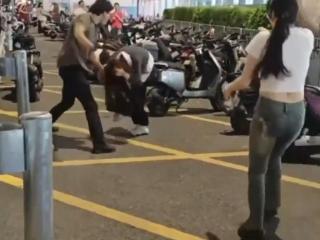 女子拒绝乘车遭摩的司机殴打，警方通报：已抓获，曾确诊精神分裂症