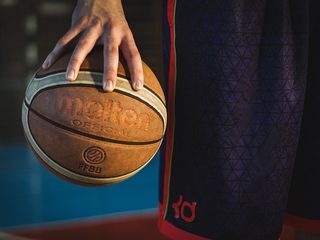 穿越赛场与生活，NBA将运动美学注入「中产穿搭」